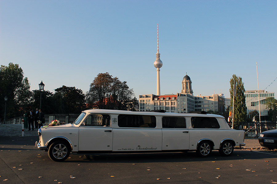V Berlíne si môžeš zajazdiť so 7 metrovým Trabantom!