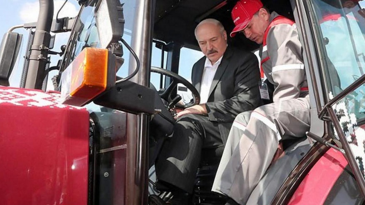 Bieloruský prezident vyzýva k boju s koronavírusom: Práca s traktorom lieči