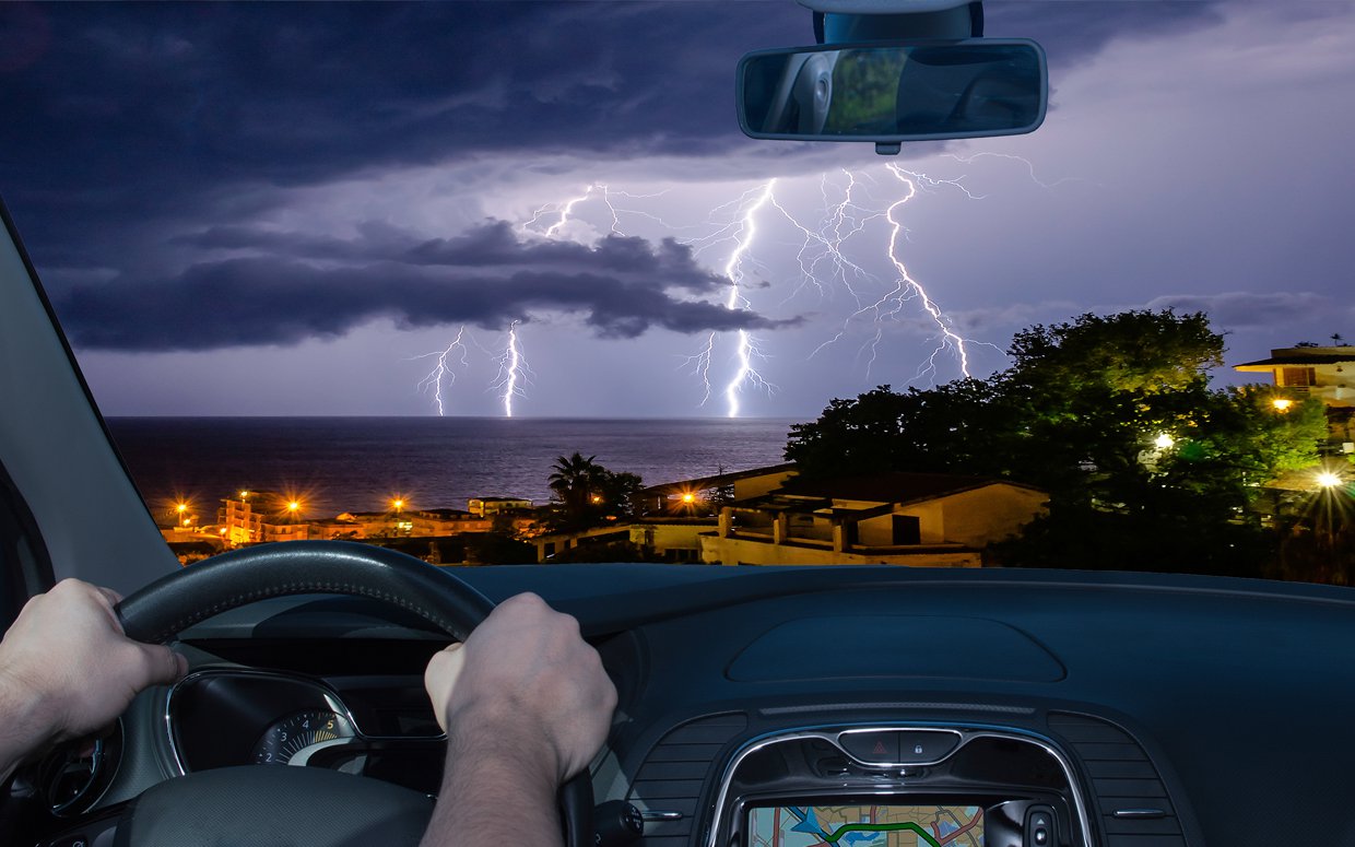 Video: Čo sa stane, keď auto zasiahne blesk? 