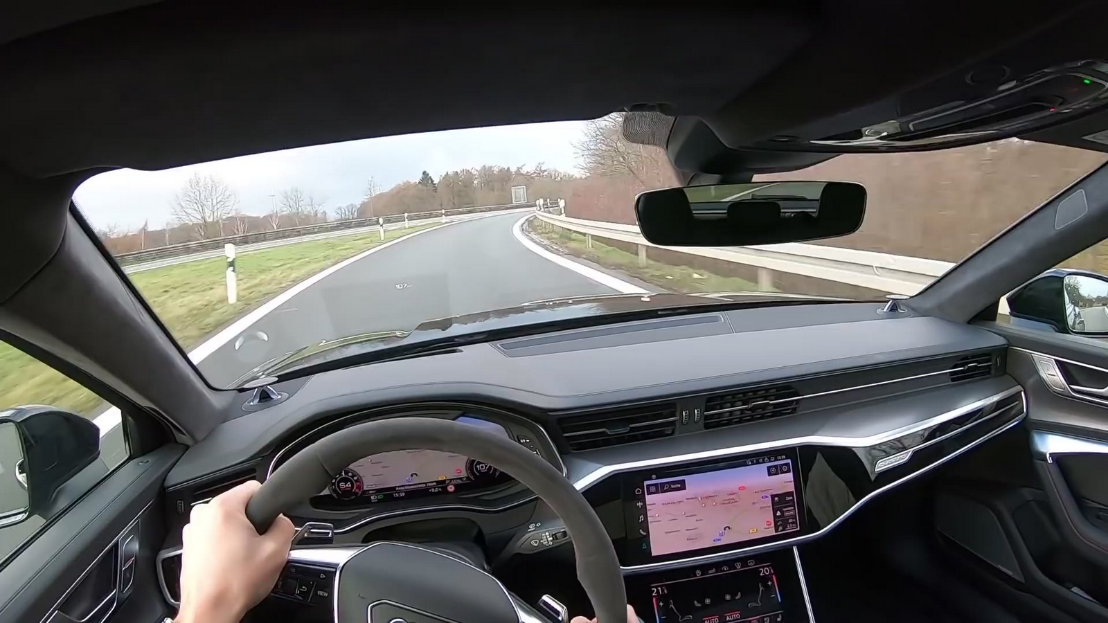 2020 Audi RS6 Avant C8 300 km/h na mokrej diaľnici! 