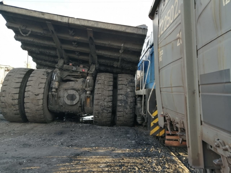 Zrážka 130-tonový sklápač vs. lokomotíva TEM-7