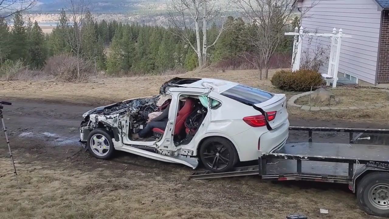 BMW X6 M ako na totálku: Zdemolované po nehode stále jazdí