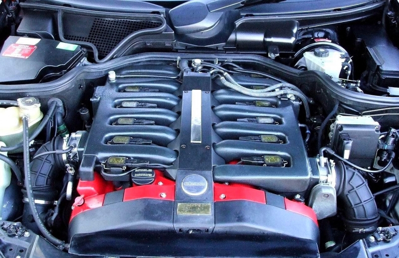 Extrémny 7,3 l V12 motor: Maximálna rýchlosť až 320 km/h