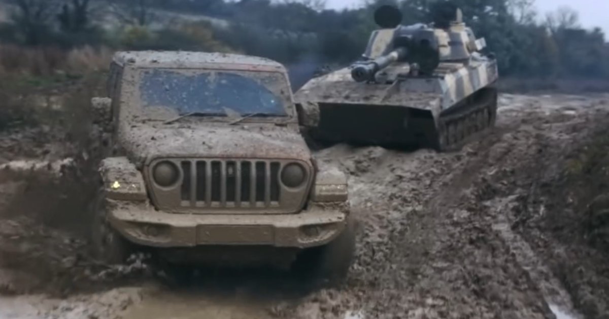 Jeep Rubicon vs tank 