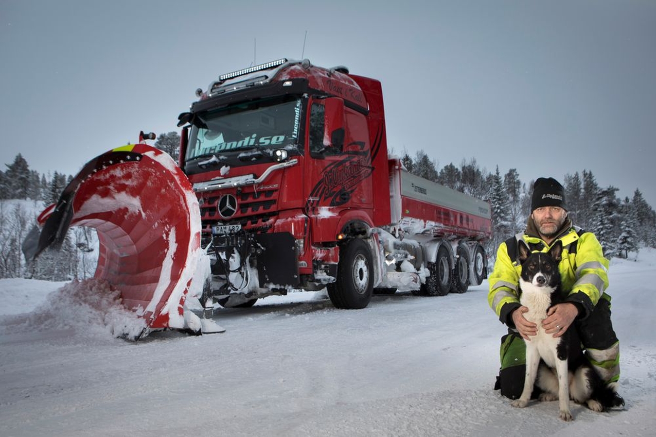 Mercedes Arocs HGV - kamión ako snežný pluh odprace denne až 1 000 km ciest 