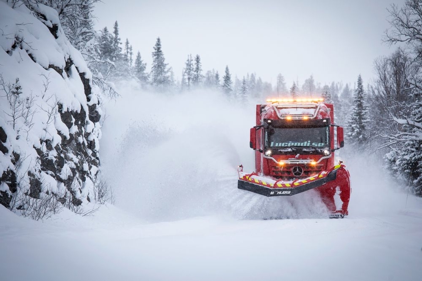 Mercedes Arocs HGV - kamión ako snežný pluh odprace denne až 1 000 km ciest