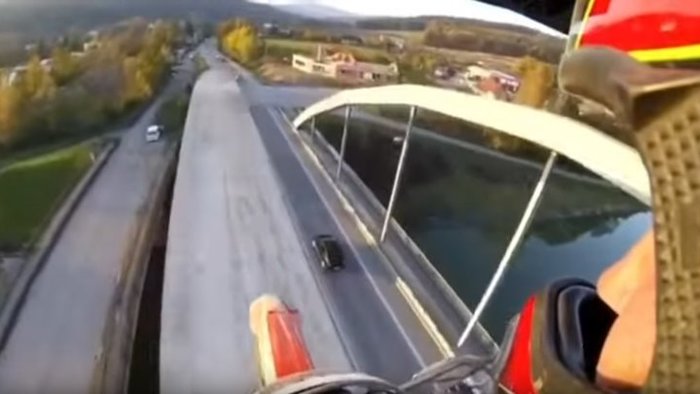 Hazardér z Bytče preletel na motocykli cez oporný múr vysokého mosta - video hitom internetu