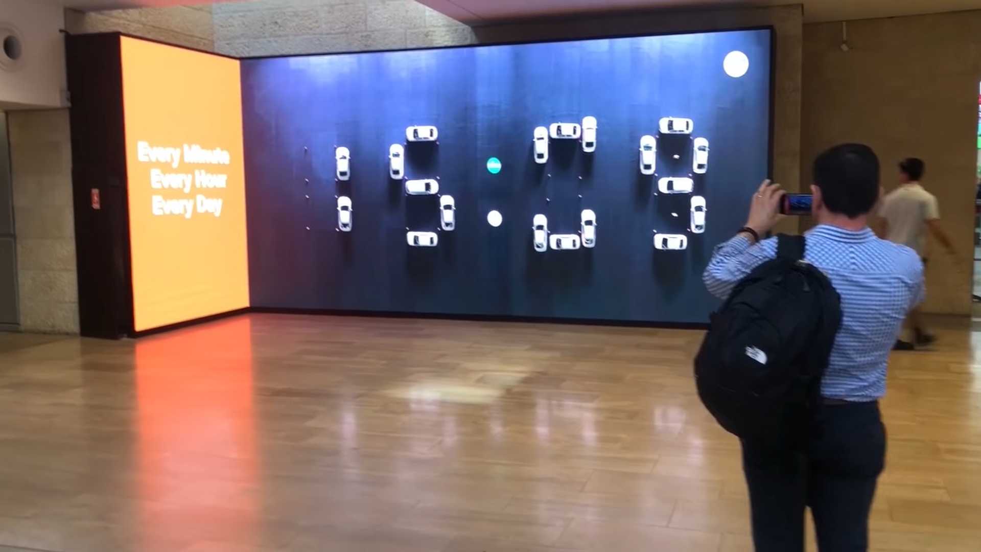 Svetový unikát - Shlomo digitálne hodiny vyrobené z áut