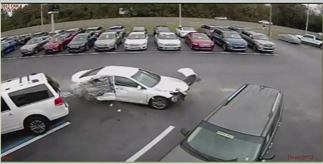 Vodič Toyoty pri rýchlej jazde v bezvedomí preskočil 12 áut
