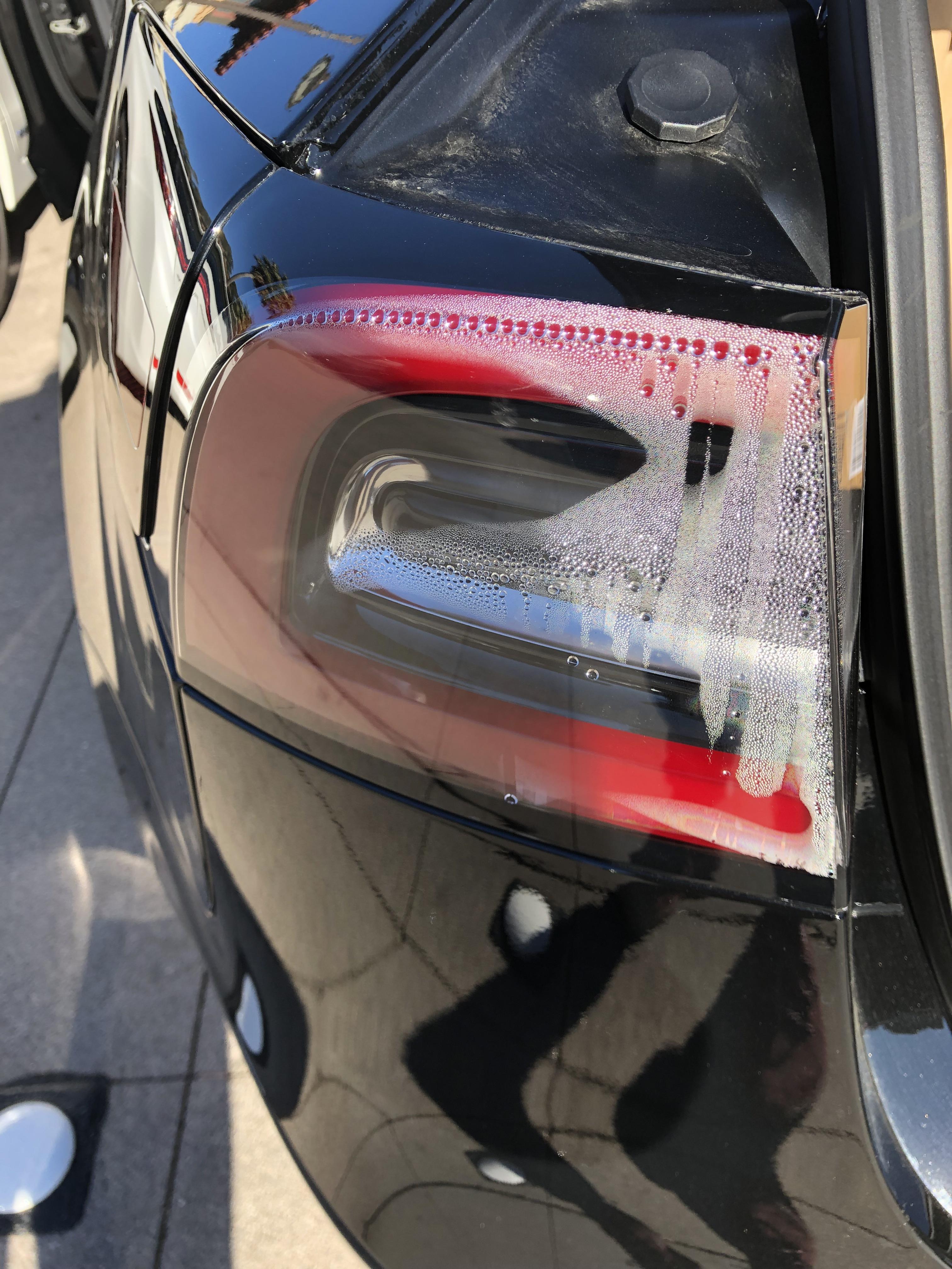 Ďalší dôkaz nekvality Tesly: voda vo svetle nového auta! Zákazníci rušia objednávky...