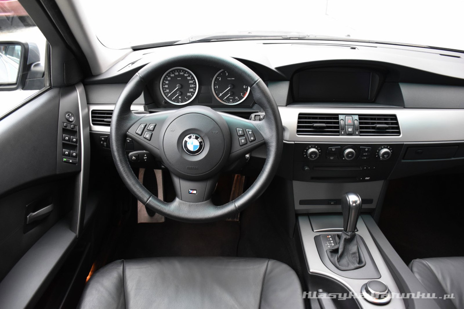 BMW rad 5 generácie E60. Automobil, ktorý neosloví každého. Pridaj k tomu však populárny M paket a pozeráš sa na zaujímavú ponuku. Zánovný 231-koňový BMW úlovok s nájazdom len 30 504 kilometrov má všetko. 