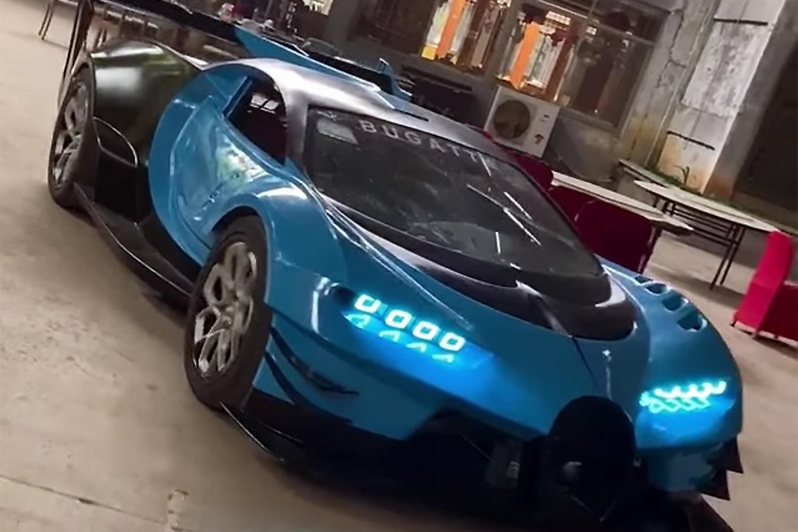 Dokonalá replika Bugatti Vision GT mechanika Jacka Leeho
