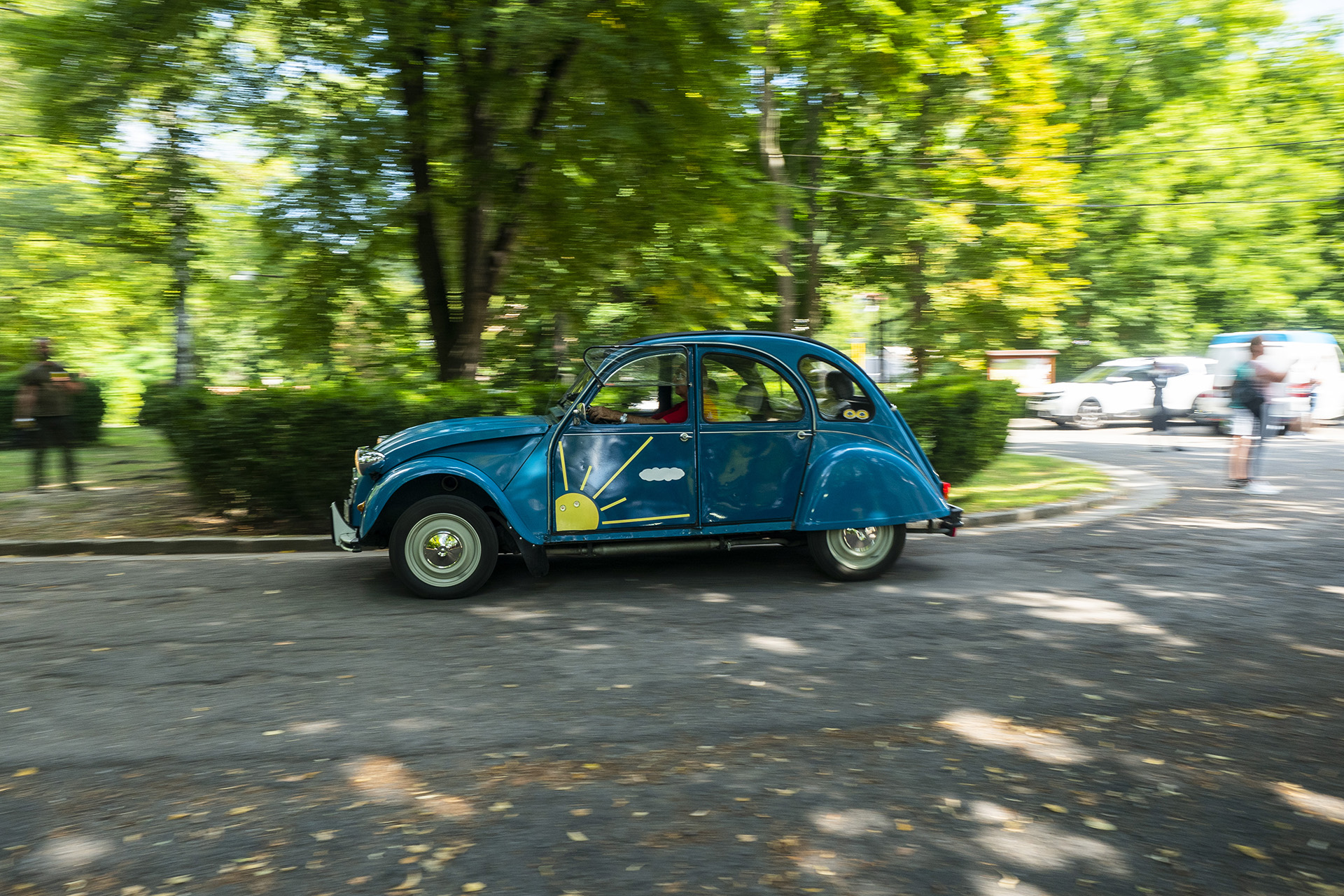 Kačky (Citroën 2CV) obsadili hrad Modrý kameň