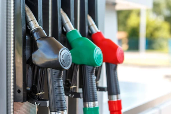 V Holandsku stojí benzín cez 2 €, predaj elektromobilov aj tak klesá!