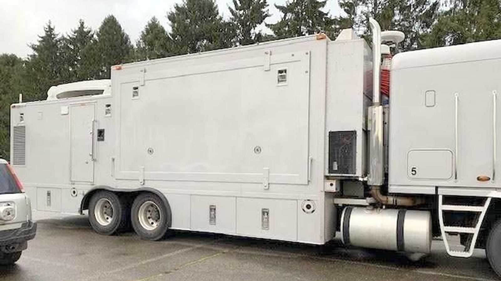 Freightliner Argosy Mobilný dom snov. 12,8 m dlhý FBI kamión ako základ je to pravé orechové! Extrémne rozmery a obrovský potenciál využitia priestoru. Ako bonus zaujímavé výhody FBI kamiónu! 