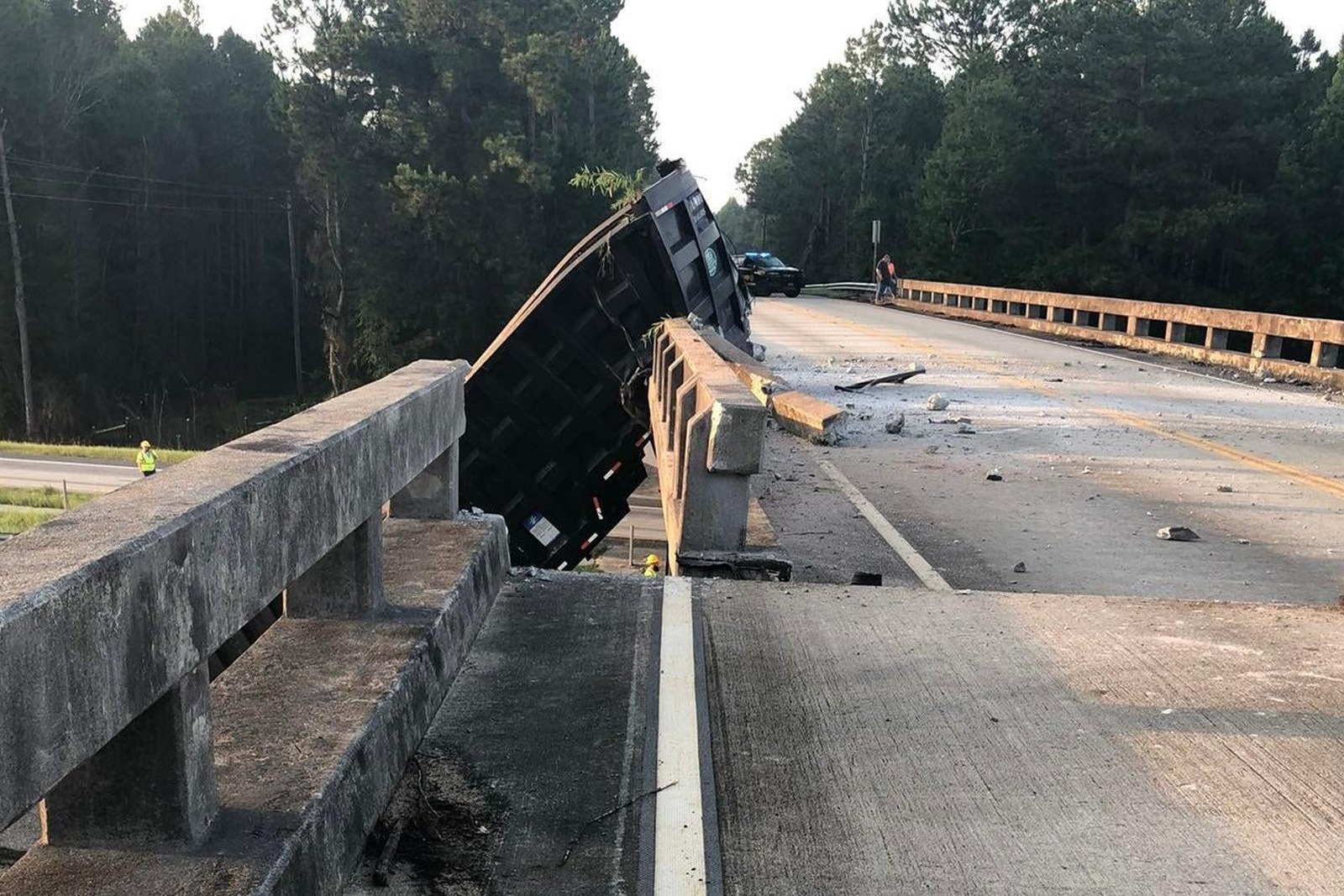 Kuriózna nehoda - most vs. nákladny automobil, kto z koho?