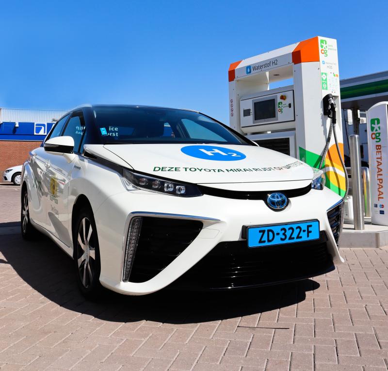 Toyota Mirai s vodíkovým pohonom našla svoje využitie v taxislužbe v Holandsku aj vo Francúzsku - volá po expanzii.