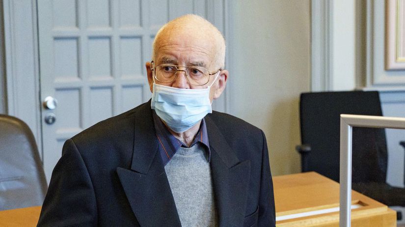84-ročný dôchodca, obžalovaný z držania tanku, čaká v súdnej sieni na začiatok procesu v nemeckom meste Kiel.