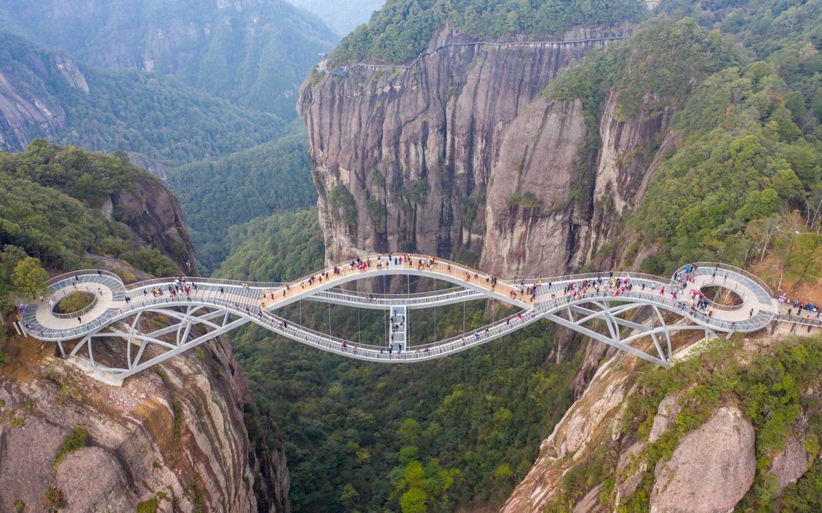 Zvlnený unikát zo skla a ocele: Nový čínsky most 140 m nad kaňonom!